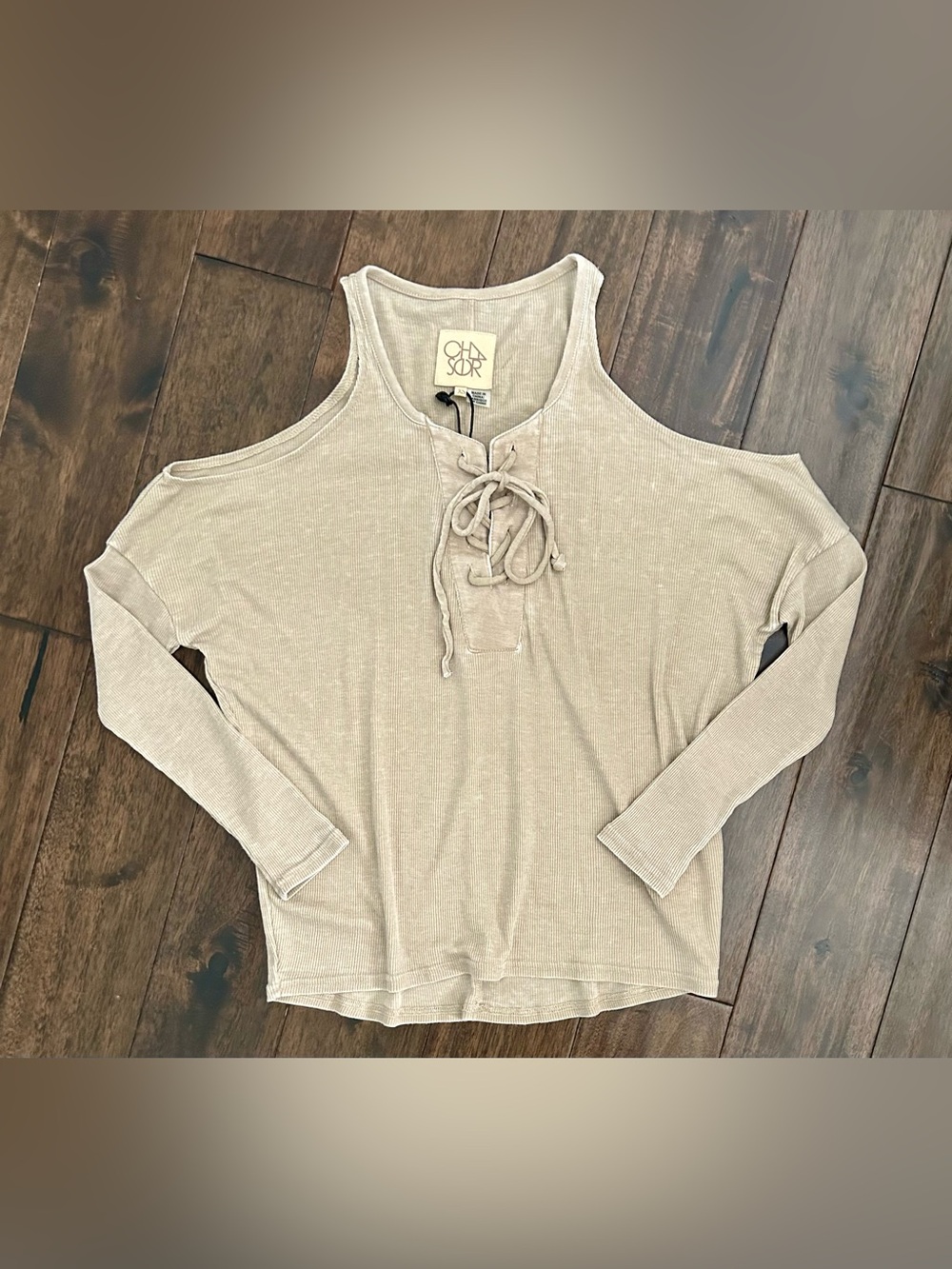 Chaser Cold Shoulder Lace Up Ribbed Top Wheat XS NWT - Picture 2 of 5